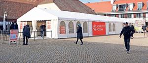 Testzelt. Bis zu 5000 Menschen können am Neuen Markt getestet werden. 