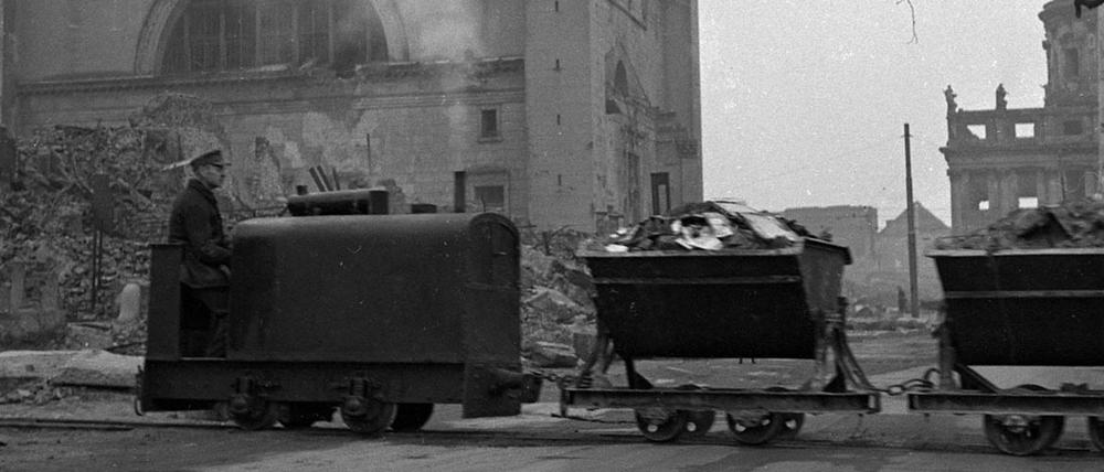 Für die Trümmerbeseitigung in der Potsdamer Mitte wurden eigens Schienen verlegt. 