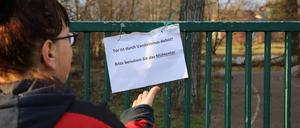 Ein Eingangstor des Parks Babelsberg, das im Dezember durch Vandalismus zerstört wurde. 