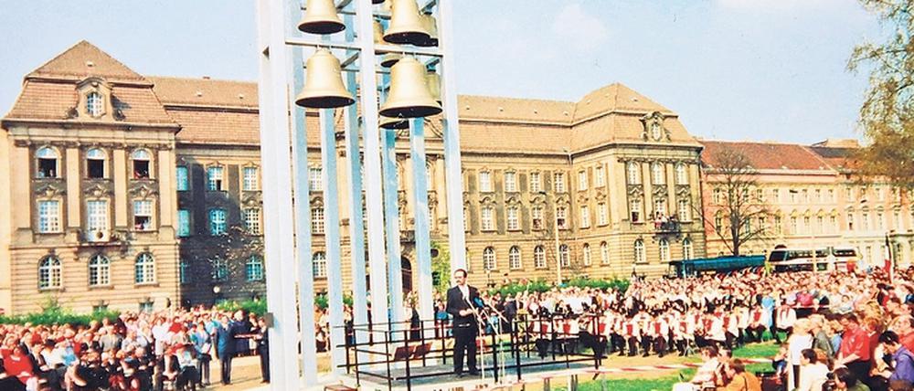 Potsdams damaliger Oberbürgermeister Horst Gramlich (SPD) bei der Aufstellung des Glockenspiels 1991.