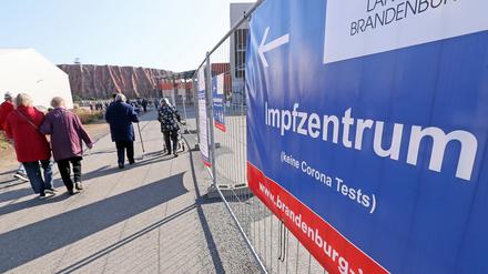 Wie kommt man an den Impftermin? Eine Webseite zeigt freie Kapazitäten in den Impfzentren an.