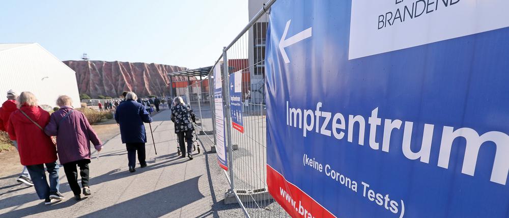 Wie kommt man an den Impftermin? Eine Webseite zeigt freie Kapazitäten in den Impfzentren an.