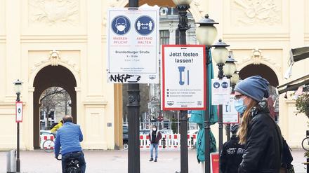 Die Stadt Potsdam wirbt unter anderem in der Brandenburger Straße dafür, sich regelmäßig auf Corona testen zu lassen.