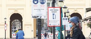 Die Stadt Potsdam wirbt unter anderem in der Brandenburger Straße dafür, sich regelmäßig auf Corona testen zu lassen.