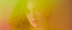 Kratzt mit einem Violinenbogen über Saiten, überall knarzt und wabert es: Laure Boer beim Q3Ambienfest von den Brüdern Selke.