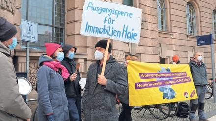 Protest: Vor dem Rathaus fand eine Kundgebung gegen hohe Mieten statt.