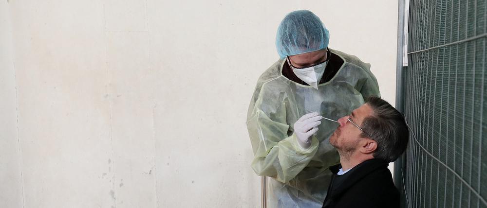 Stadtoberhaupt Mike Schubert ließ sich im neuen Testzentrum testen.