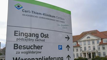 Der Eingang zum Carl-Thiem-Klinikum (CTK) in Cottbus. 