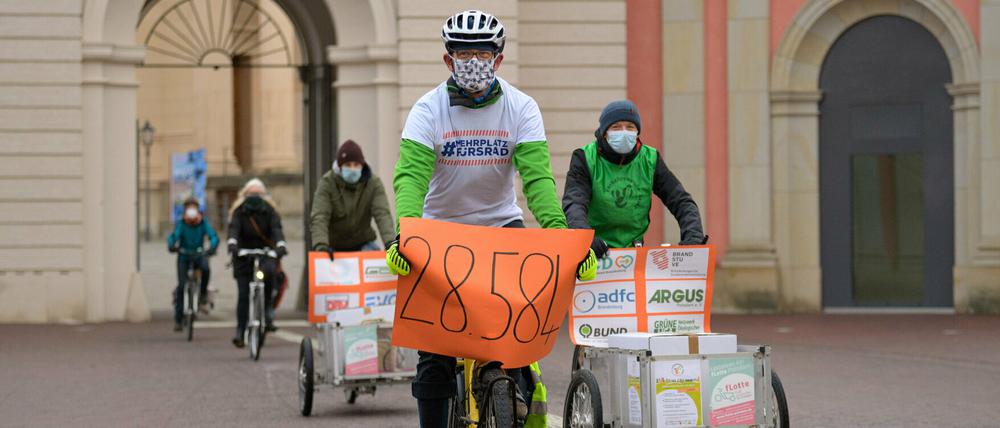 Die Ordner mit den Unterschriften wurden im Januar der Landtagspräsidentin übergeben.