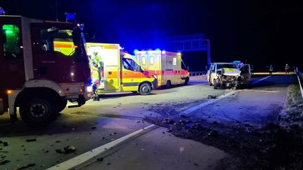 Feuerwehr und Rettungskräfte warennach einem Unfall auf der Autobahn 2 im Einsatz. 