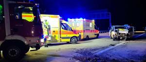 Feuerwehr und Rettungskräfte warennach einem Unfall auf der Autobahn 2 im Einsatz. 