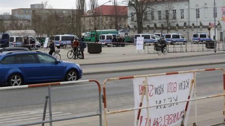 Nur einzelne Teilnehmer trafen sich bei der Eil-Kundgebung auf dem Lustgarten. 