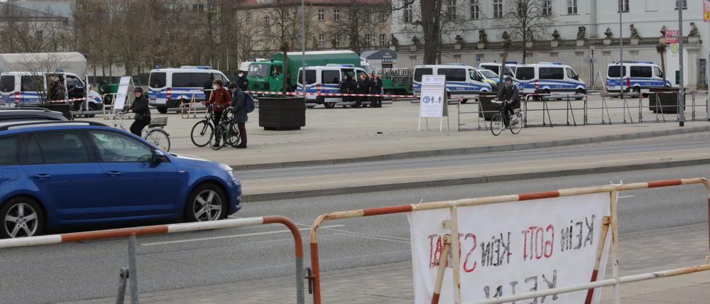 Nur einzelne Teilnehmer trafen sich bei der Eil-Kundgebung auf dem Lustgarten. 