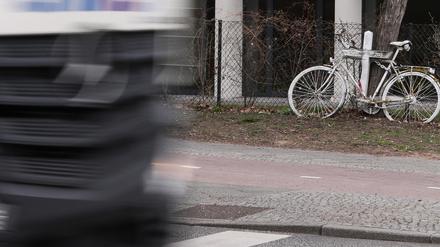 Bislang stehen in Potsdam fünf Geisterräder, hier an der Pappelallee, die an getötete Radfahrer erinnern. 