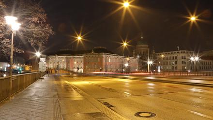 Leere Straßen bei Nacht. Wenn die Inzidenz über 100 steigt, drohen Ausgangssperren.