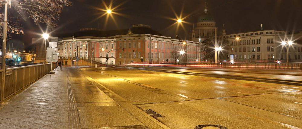 Leere Straßen bei Nacht. Wenn die Inzidenz über 100 steigt, drohen Ausgangssperren.