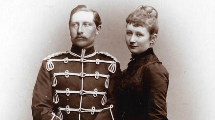 Kaiserin Auguste Victoria mit Kaiser Wilhelm II. und dem ältesten Sohn Friedrich Wilhelm Victor August Ernst.