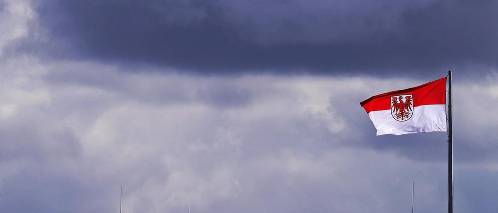 Brandenburgs Flagge auf dem Landtagsgebäude in Potsdam.