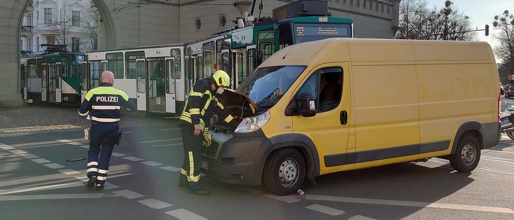 Unfall mit Straßenbahn und Transporter am Nauener Tor in Potsdam.