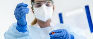 In Potsdam-Mittelmark sind nach Angaben des Gesundheitsamtes 388 Menschen aktuell infiziert (Symbolbild).