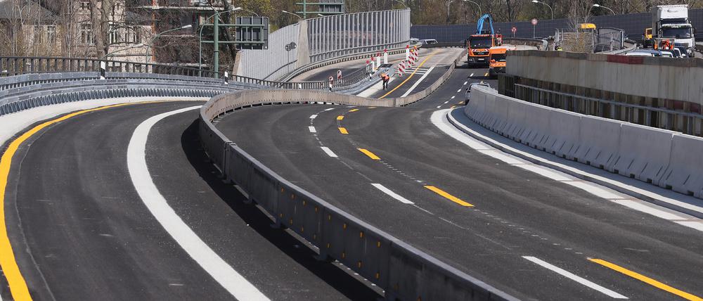 Der erste Teil der Nuthestraßen-Hochbrücke ist seit Mittwochmittag freigegeben.