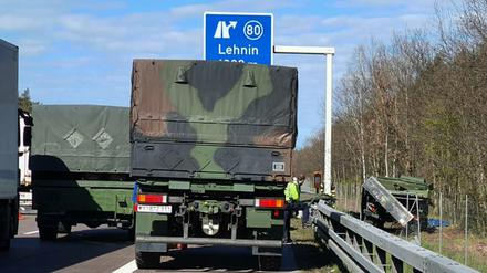 Ein beschädigtes Fahrzeug steht rechts neben der Fahrbahn.