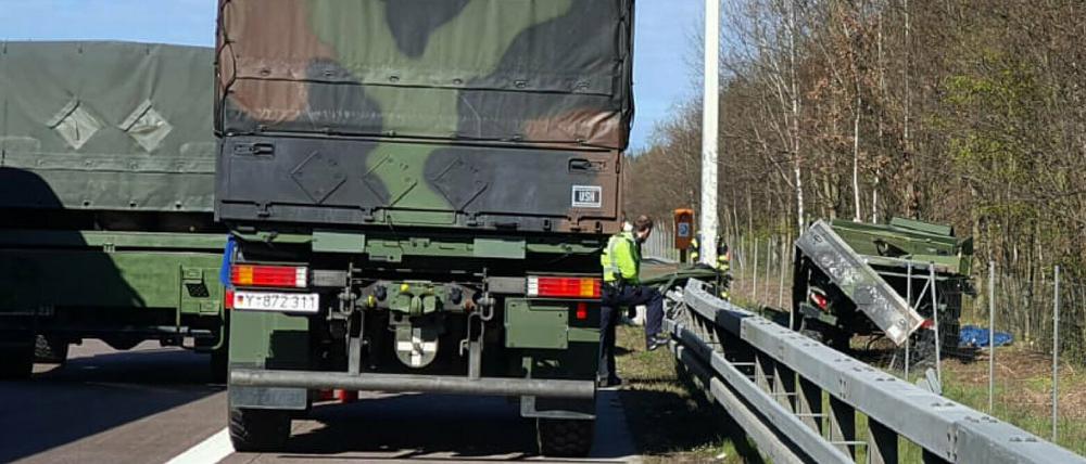 Ein beschädigtes Fahrzeug steht rechts neben der Fahrbahn.