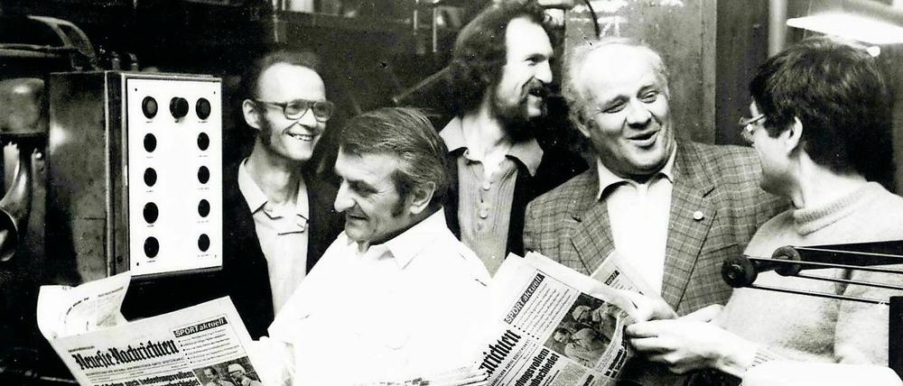"BNN"-Chefredakteur Georg Jopke (2.v.l.) und Verlagsdirektor Wolfgang Grüttner (4.v.l.) 1984 bei einem Besuch der Druckerei. 