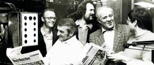 "BNN"-Chefredakteur Georg Jopke (2.v.l.) und Verlagsdirektor Wolfgang Grüttner (4.v.l.) 1984 bei einem Besuch der Druckerei.