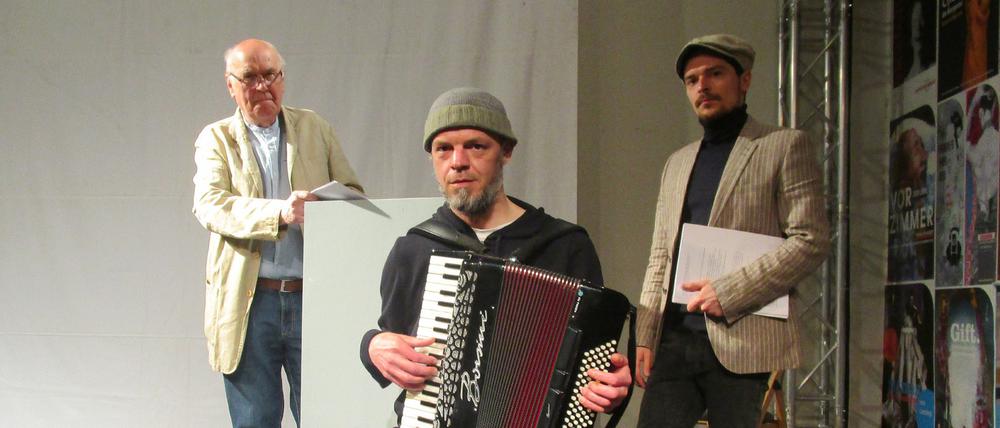 Erstmals digital. Das Poetenpack Potsdam zeigt Enzensbergers „Über die Verfinsterung der Geschichte“ als musikalische Lesung.