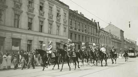 Charlottenstraße mit Kaiser Wilhelm II. zu Pferde um 1910. Im Hintergrund die elektrische Straßenbahn.