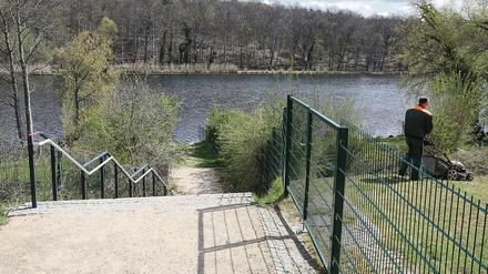 Zäune im Weg. Das Spazierengehen am Ufer des Griebnitzsees ist seit 2009 an mehreren Stellen nicht mehr möglich.