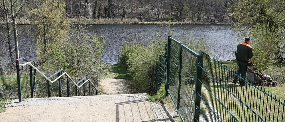 Zäune im Weg. Das Spazierengehen am Ufer des Griebnitzsees ist seit 2009 an mehreren Stellen nicht mehr möglich.
