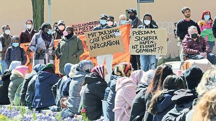 Protest. Am Rathaus demonstrierten Geflüchtete und Unterstützer.