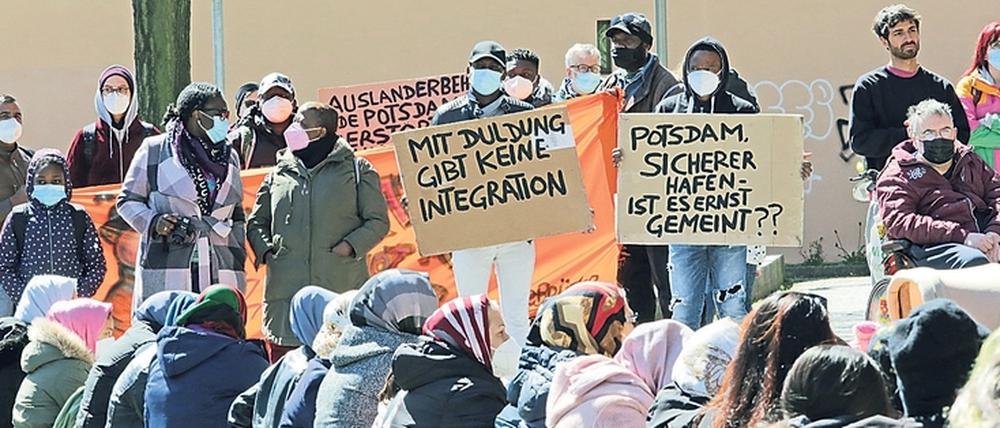 Protest. Am Rathaus demonstrierten Geflüchtete und Unterstützer.
