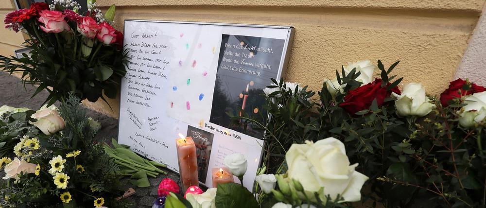 Trauernde legten am Thusnelda-von-Saldern-Haus Blumen und Briefe nieder. Auch eine Kerze wurde entzündet.
