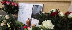 Trauernde legten am Thusnelda-von-Saldern-Haus Blumen und Briefe nieder. Auch eine Kerze wurde entzündet.