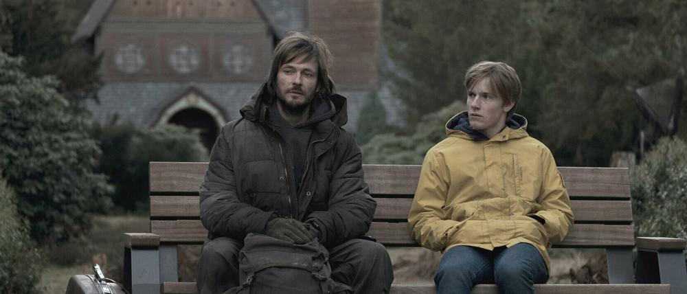 Andreas Pietschmann (l.) - hier in einer Szene aus der Serie "Dark" mit Louis Hofmann - spielt bei "1899" mit.