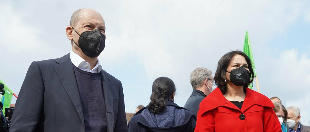Olaf Scholz (SPD), Bundesfinanzminister und Kanzlerkandidat, und Annalena Baerbock (Bündnis90/Die Grünen), Kanzlerkandidatin, kommen zu einer Kundgebung des DGB auf den Bassinplatz.