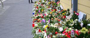 Blumen, Kerzen und Plakate vor dem Thusnelda-von-Saldern-Haus.