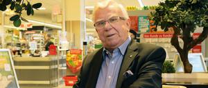 Siegfried Grube, feiert 30 Jahre als selbstständiger Händler. Und beschenkt Bergmann-Mitarbeitende.