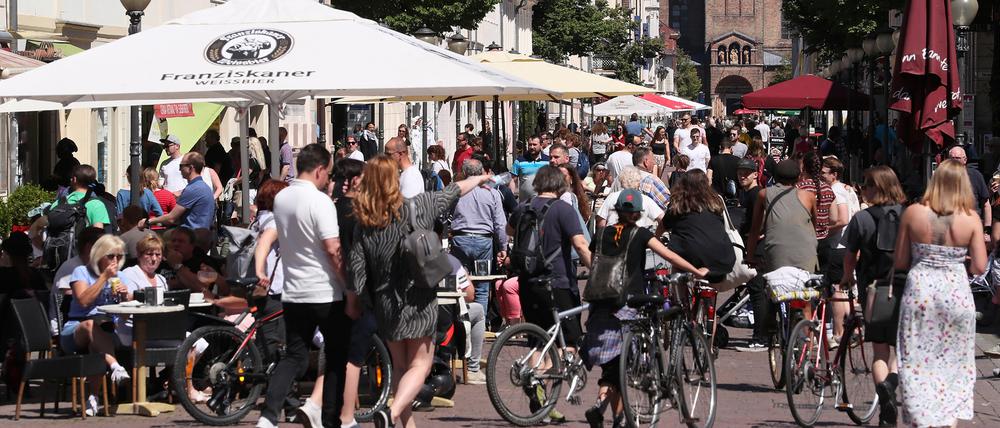 Wie im Juni 2020: Bei Geimpften und Genesenen sollen Kontakt- und Ausgangsbeschränkungen wegfallen.
