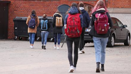 Potsdamer Schüler auf dem Weg zum Unterricht