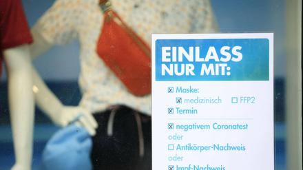 Einlass nur mit Corona Test: Eindeutiger Hinweis am Karstadt-Warenhaus in der Brandenburger Straße