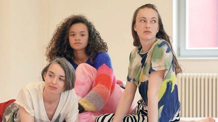 Die Choreografin Alice Van der Wielen-Honinckx (links) und die Tänzerinnen Mariana Miranda (Mitte) und Jeanne Colin.