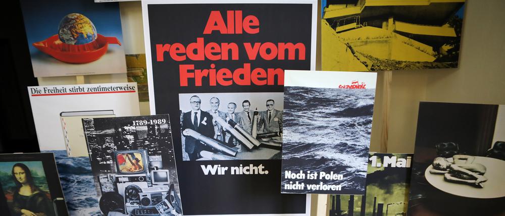Das ehemalige Gefängnis der Staatssicherheit zeigt vom 4. Mai bis zum 6. August politische Plakate von Klaus Staeck.