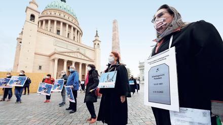 Rund 40 Betroffene, Vertreter der Dienstleistungsgewerkschaft Verdi und der Linken protestierten am Dienstag vor dem Landtag in Potsdam gegen die geplante Schließung des Arbeitsgerichtes Potsdam und anderer Standorte.