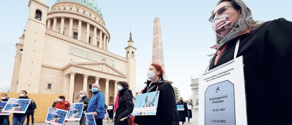 Rund 40 Betroffene, Vertreter der Dienstleistungsgewerkschaft Verdi und der Linken protestierten am Dienstag vor dem Landtag in Potsdam gegen die geplante Schließung des Arbeitsgerichtes Potsdam und anderer Standorte.