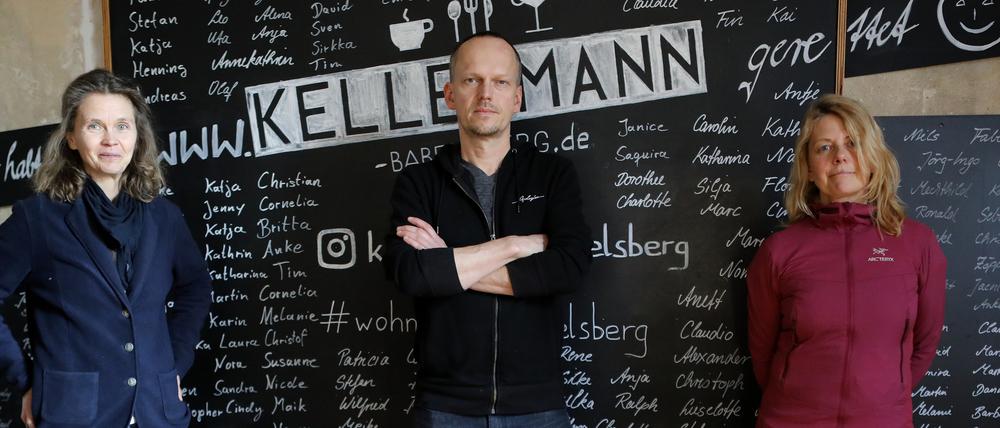 Uwe Kellermann vor der Liste der Spender, die im März das Café Kellermann unterstützt hatten. (mit Astrid Buzin von SoupWorld (l.), und Petra Walter-Streitz vom Jojo-Reise-und Trekkingladen)
