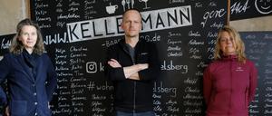 Uwe Kellermann vor der Liste der Spender, die im März das Café Kellermann unterstützt hatten. (mit Astrid Buzin von SoupWorld (l.), und Petra Walter-Streitz vom Jojo-Reise-und Trekkingladen)